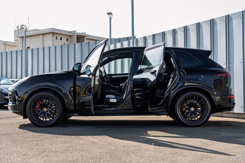 ポルシェ カイエン GTS ｽﾎﾟｰﾂｸﾛﾉPKG　1ｵﾅ MY18 ﾌﾞﾗｯｸﾊｰﾌﾚｻﾞｰｼｰﾄ ｼｰﾄﾋｰﾀｰ ﾊﾟﾉﾗﾏSR PCMﾅﾋﾞ ｴﾝﾄﾘｰﾄﾞﾗｲﾌﾞ ｷｾﾉﾝﾗｲﾄ ｽﾎﾟｰﾂﾃｰﾙﾊﾟｲﾌﾟ RSｽﾊﾟｲﾀﾞｰ20ｲﾝﾁAW　2年保証