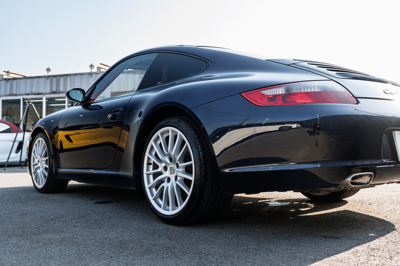 ポルシェ 911(Type997) ｶﾚﾗ　ﾃﾗｺｯﾀﾚｻﾞｰｼｰﾄ ｱﾙｶﾝﾀｰﾗﾙｰﾌﾗｲﾅｰ ｲｸﾘﾌﾟｽﾅﾋﾞTV ｵｰﾄｴｱｺﾝ PSM ｷｾﾉﾝﾗｲﾄ F/Rﾌｫｸﾞ ｽﾎﾟｰﾂﾃﾞｻﾞｲﾝ19ｲﾝﾁAW　2年保証