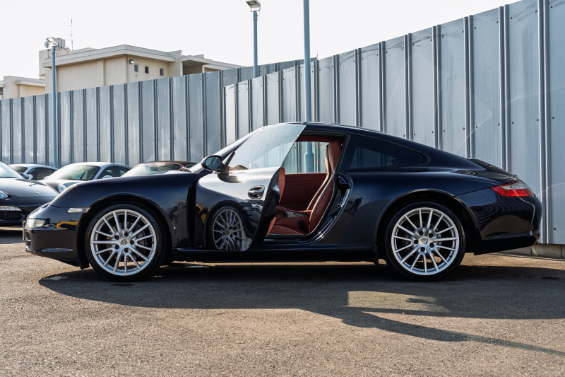 ポルシェ 911(Type997) ｶﾚﾗ　ﾃﾗｺｯﾀﾚｻﾞｰｼｰﾄ ｱﾙｶﾝﾀｰﾗﾙｰﾌﾗｲﾅｰ ｲｸﾘﾌﾟｽﾅﾋﾞTV ｵｰﾄｴｱｺﾝ PSM ｷｾﾉﾝﾗｲﾄ F/Rﾌｫｸﾞ ｽﾎﾟｰﾂﾃﾞｻﾞｲﾝ19ｲﾝﾁAW　2年保証