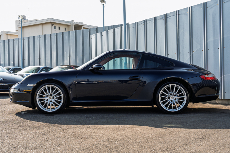 ポルシェ 911(Type997) ｶﾚﾗ　ﾃﾗｺｯﾀﾚｻﾞｰｼｰﾄ ｱﾙｶﾝﾀｰﾗﾙｰﾌﾗｲﾅｰ ｲｸﾘﾌﾟｽﾅﾋﾞTV ｵｰﾄｴｱｺﾝ PSM ｷｾﾉﾝﾗｲﾄ F/Rﾌｫｸﾞ ｽﾎﾟｰﾂﾃﾞｻﾞｲﾝ19ｲﾝﾁAW　2年保証