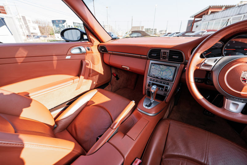 ポルシェ 911(Type997) ｶﾚﾗ　ﾃﾗｺｯﾀﾚｻﾞｰｼｰﾄ ｱﾙｶﾝﾀｰﾗﾙｰﾌﾗｲﾅｰ ｲｸﾘﾌﾟｽﾅﾋﾞTV ｵｰﾄｴｱｺﾝ PSM ｷｾﾉﾝﾗｲﾄ F/Rﾌｫｸﾞ ｽﾎﾟｰﾂﾃﾞｻﾞｲﾝ19ｲﾝﾁAW　2年保証