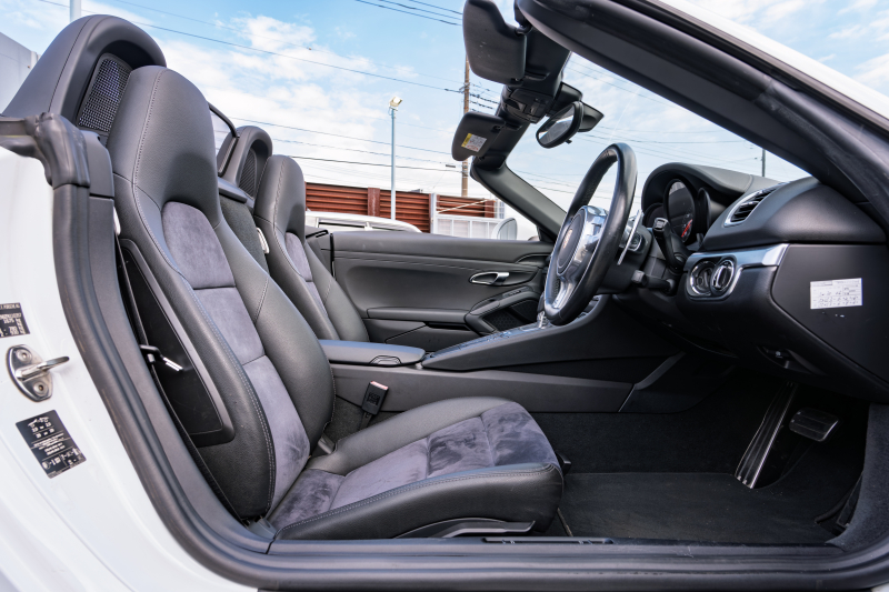 ポルシェ ボクスター(Type981) ﾍﾞｰｽｸﾞﾚｰﾄﾞ　ﾌﾞﾗｯｸﾊｰﾌﾚｻﾞｰ ﾌﾞﾗｯｸｿﾌﾄﾄｯﾌﾟ ﾅﾋﾞTV ｽﾎﾟｰﾂﾃﾞｻﾞｲﾝｽﾃｱﾘﾝｸﾞ PDLS 電動Dﾐﾗｰ TPM ﾎﾞｸｽﾀｰ18ｲﾝﾁAW　2年保証