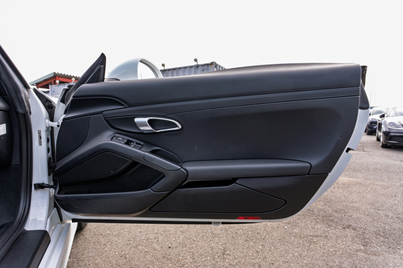 ポルシェ ボクスター(Type981) ﾍﾞｰｽｸﾞﾚｰﾄﾞ　ﾌﾞﾗｯｸﾊｰﾌﾚｻﾞｰ ﾌﾞﾗｯｸｿﾌﾄﾄｯﾌﾟ ﾅﾋﾞTV ｽﾎﾟｰﾂﾃﾞｻﾞｲﾝｽﾃｱﾘﾝｸﾞ PDLS 電動Dﾐﾗｰ TPM ﾎﾞｸｽﾀｰ18ｲﾝﾁAW　2年保証