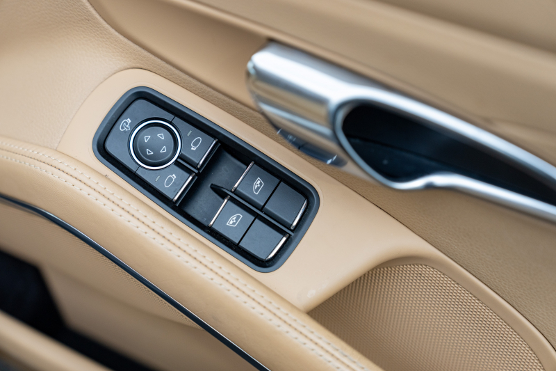 ポルシェ 911(Type991.1) ｶﾚﾗ ｽﾎﾟｰﾂｸﾛﾉPKG　ﾍﾞｰｼﾞｭﾚｻﾞｰｼｰﾄ ｼｰﾄﾋｰﾀｰ ｶﾛｯﾂｪﾘｱﾅﾋﾞ ﾌﾙｾｸﾞTV Bｶﾒﾗ ｽﾎﾟｰﾂﾃﾞｻﾞｲﾝｽﾃｱﾘﾝｸﾞ ｸﾙｺﾝ ｵｰﾄｴｱｺﾝ 電動Dﾐﾗｰ TPM ｶﾚﾗ19ｲﾝﾁAW　2年保証