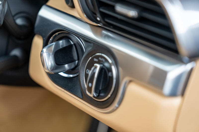 ポルシェ 911(Type991.1) ｶﾚﾗ ｽﾎﾟｰﾂｸﾛﾉPKG　ﾍﾞｰｼﾞｭﾚｻﾞｰｼｰﾄ ｼｰﾄﾋｰﾀｰ ｶﾛｯﾂｪﾘｱﾅﾋﾞ ﾌﾙｾｸﾞTV Bｶﾒﾗ ｽﾎﾟｰﾂﾃﾞｻﾞｲﾝｽﾃｱﾘﾝｸﾞ ｸﾙｺﾝ ｵｰﾄｴｱｺﾝ 電動Dﾐﾗｰ TPM ｶﾚﾗ19ｲﾝﾁAW　2年保証