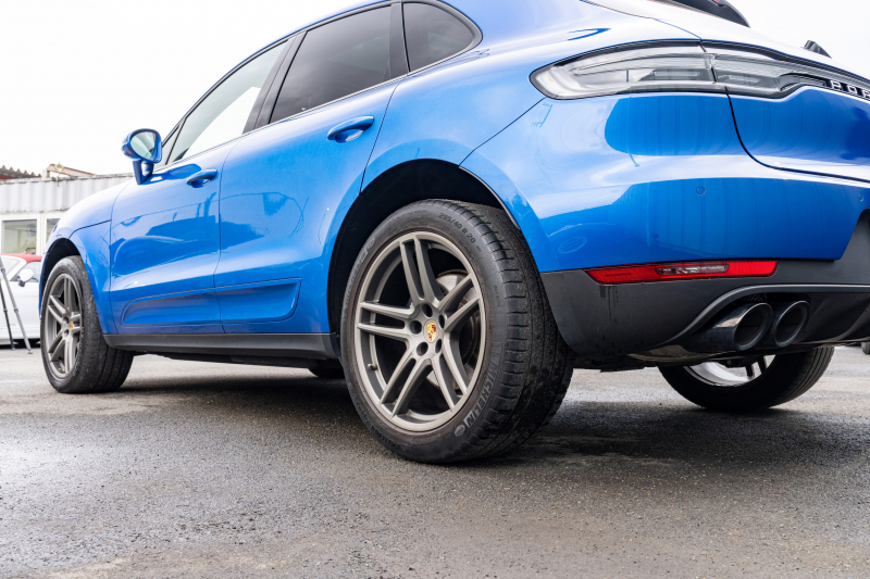 ポルシェ マカン ﾍﾞｰｽｸﾞﾚｰﾄﾞ ｽﾎﾟｰﾂｸﾛﾉPKG　ｱｹﾞｰﾄｸﾞﾚｰﾚｻﾞｰ ﾍﾞﾝﾁﾚｰﾀｰ ﾊﾟﾉﾗﾏｻﾝﾙｰﾌ PCMﾅﾋﾞ ｱﾗｳﾝﾄﾞﾋﾞｭｰ ｴﾝﾄﾘｰﾄﾞﾗｲﾌﾞ ACC ﾚｰﾝﾁｪﾝｼﾞ PDLS+ PASM TPM ﾏｶﾝﾀｰﾎﾞ20ｲﾝﾁAW　2年保証