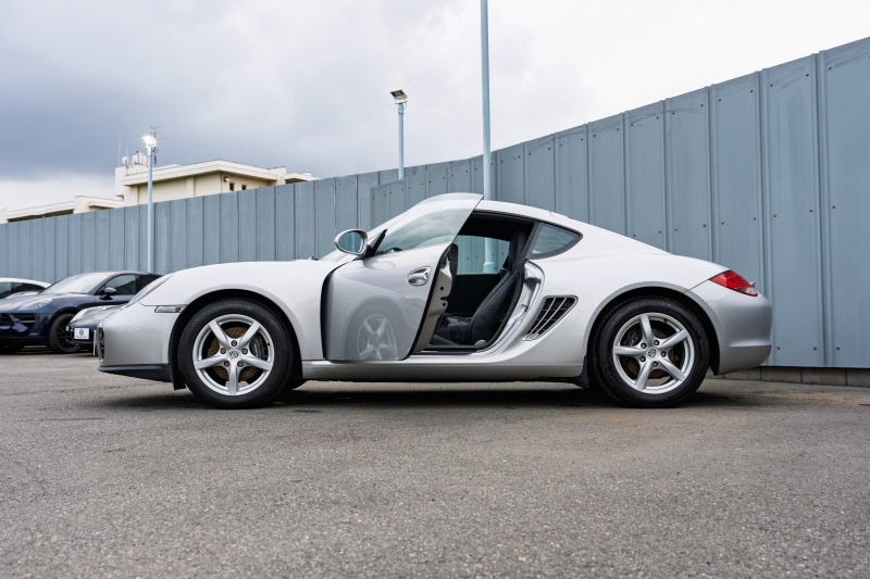 ポルシェ ケイマン(Type987) ﾍﾞｰｽｸﾞﾚｰﾄﾞ　後期ﾓﾃﾞﾙ ﾌﾞﾗｯｸﾊｰﾌﾚｻﾞｰｼｰﾄ ｼｰﾄﾋｰﾀｰ ｸﾗﾘｵﾝﾅﾋﾞ ﾌﾙｾｸﾞTV ﾊﾞｯｸｶﾒﾗ ﾀﾞｲﾅﾐｯｸｺｰﾅﾘﾝｸﾞﾗｲﾄ ｵｰﾄｴｱｺﾝ ｹｲﾏﾝ17ｲﾝﾁAW　2年保証