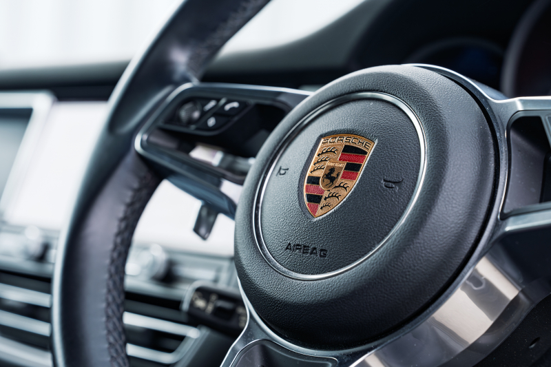 ポルシェ マカン ﾍﾞｰｽｸﾞﾚｰﾄﾞ　ﾌﾞﾗｯｸﾊｰﾌﾚｻﾞｰｼｰﾄ ｼｰﾄﾋｰﾀｰ PCMﾅﾋﾞ AppleCarPlay ｱﾗｳﾝﾄﾞﾋﾞｭｰ ｴﾝﾄﾘｰﾄﾞﾗｲﾌﾞ ACC ﾚｰﾝﾁｪﾝｼﾞ TPM ﾏｶﾝ18ｲﾝﾁAW　2年保証