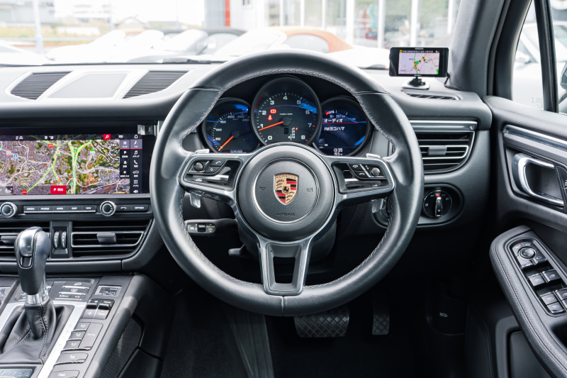 ポルシェ マカン ﾍﾞｰｽｸﾞﾚｰﾄﾞ　ﾌﾞﾗｯｸﾊｰﾌﾚｻﾞｰｼｰﾄ ｼｰﾄﾋｰﾀｰ PCMﾅﾋﾞ AppleCarPlay ｱﾗｳﾝﾄﾞﾋﾞｭｰ ｴﾝﾄﾘｰﾄﾞﾗｲﾌﾞ ACC ﾚｰﾝﾁｪﾝｼﾞ TPM ﾏｶﾝ18ｲﾝﾁAW　2年保証