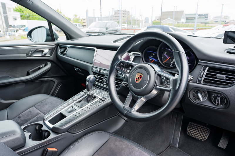 ポルシェ マカン ﾍﾞｰｽｸﾞﾚｰﾄﾞ　ﾌﾞﾗｯｸﾊｰﾌﾚｻﾞｰｼｰﾄ ｼｰﾄﾋｰﾀｰ PCMﾅﾋﾞ AppleCarPlay ｱﾗｳﾝﾄﾞﾋﾞｭｰ ｴﾝﾄﾘｰﾄﾞﾗｲﾌﾞ ACC ﾚｰﾝﾁｪﾝｼﾞ TPM ﾏｶﾝ18ｲﾝﾁAW　2年保証
