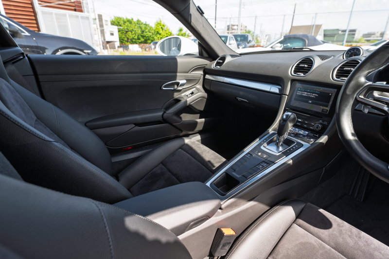 ポルシェ 718 ケイマン ﾍﾞｰｽｸﾞﾚｰﾄﾞ ｽﾎﾟｰﾂｸﾛﾉPKG　ﾌﾞﾗｯｸﾊｰﾌﾚｻﾞｰ PCMﾅﾋﾞTV CarPlay 電格ﾐﾗｰ ｷｾﾉﾝﾗｲﾄ ﾀﾞｳﾝｻｽ ﾜｲﾄﾞｽﾍﾟｰｻｰ ﾎﾞｸｽﾀｰS19ｲﾝﾁAW　2年保証