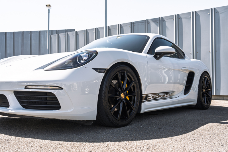 ポルシェ 718 ケイマン ﾍﾞｰｽｸﾞﾚｰﾄﾞ ｽﾎﾟｰﾂｸﾛﾉPKG　ﾌﾞﾗｯｸﾊｰﾌﾚｻﾞｰ PCMﾅﾋﾞTV CarPlay 電格ﾐﾗｰ ｷｾﾉﾝﾗｲﾄ ﾀﾞｳﾝｻｽ ﾜｲﾄﾞｽﾍﾟｰｻｰ ﾎﾞｸｽﾀｰS19ｲﾝﾁAW　2年保証