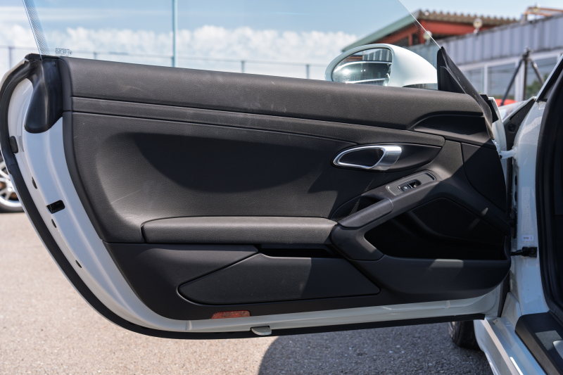 ポルシェ 718 ケイマン ﾍﾞｰｽｸﾞﾚｰﾄﾞ ｽﾎﾟｰﾂｸﾛﾉPKG　ﾌﾞﾗｯｸﾊｰﾌﾚｻﾞｰ PCMﾅﾋﾞTV CarPlay 電格ﾐﾗｰ ｷｾﾉﾝﾗｲﾄ ﾀﾞｳﾝｻｽ ﾜｲﾄﾞｽﾍﾟｰｻｰ ﾎﾞｸｽﾀｰS19ｲﾝﾁAW　2年保証