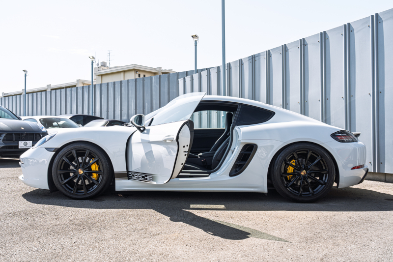 ポルシェ 718 ケイマン ﾍﾞｰｽｸﾞﾚｰﾄﾞ ｽﾎﾟｰﾂｸﾛﾉPKG　ﾌﾞﾗｯｸﾊｰﾌﾚｻﾞｰ PCMﾅﾋﾞTV CarPlay 電格ﾐﾗｰ ｷｾﾉﾝﾗｲﾄ ﾀﾞｳﾝｻｽ ﾜｲﾄﾞｽﾍﾟｰｻｰ ﾎﾞｸｽﾀｰS19ｲﾝﾁAW　2年保証