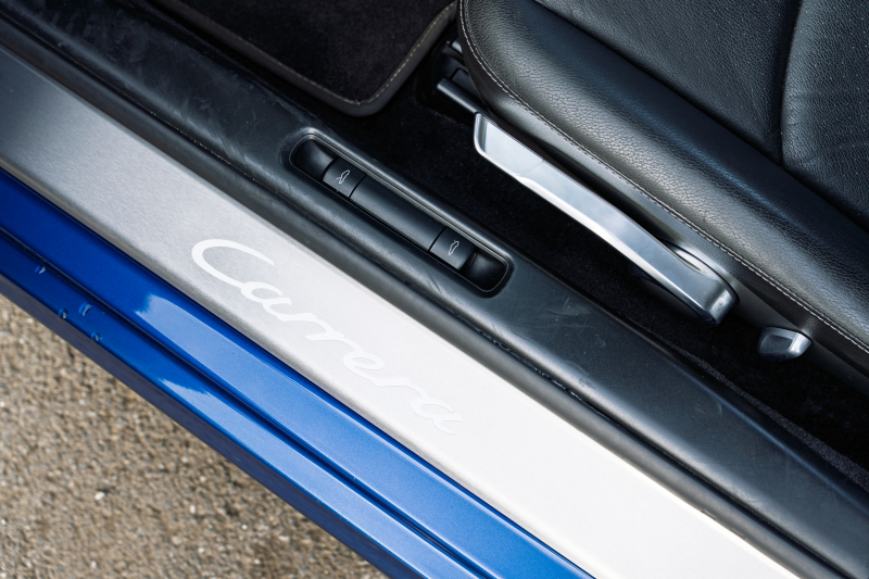 ポルシェ 911(Type997) ｶﾚﾗ4　ﾌﾞﾗｯｸﾚｻﾞｰｼｰﾄ ｼｰﾄﾋｰﾀｰ ｱﾙｶﾝﾀｰﾗﾙｰﾌﾗｲﾅｰ ｹﾝｳｯﾄﾞﾅﾋﾞ ﾌﾙｾｸﾞTV ｵｰﾄｴｱｺﾝ PSM ｷｾﾉﾝﾗｲﾄ F/Rﾌｫｸﾞ ｶﾚﾗ18ｲﾝﾁAW　2年保証