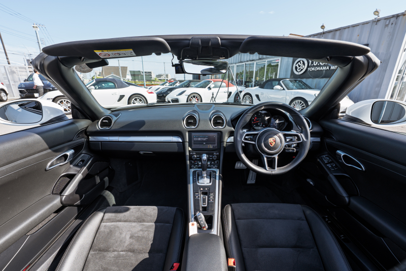 ポルシェ 718 ボクスター ﾍﾞｰｽｸﾞﾚｰﾄﾞ　ﾌﾞﾗｯｸﾊｰﾌﾚｻﾞｰ ｼｰﾄﾋｰﾀｰ ﾌﾞﾗｯｸｿﾌﾄﾄｯﾌﾟ PCMﾅﾋﾞTV CarPlay ｽﾎﾟｰﾂｴｸﾞｿﾞｰｽﾄ ｴﾝﾄﾘｰﾄﾞﾗｲﾌﾞｷｾﾉﾝ  ﾎﾞｸｽﾀｰS19ｲﾝﾁAW　2年保証