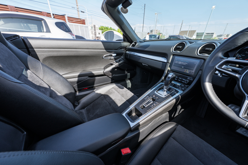 ポルシェ 718 ボクスター ﾍﾞｰｽｸﾞﾚｰﾄﾞ　ﾌﾞﾗｯｸﾊｰﾌﾚｻﾞｰ ｼｰﾄﾋｰﾀｰ ﾌﾞﾗｯｸｿﾌﾄﾄｯﾌﾟ PCMﾅﾋﾞTV CarPlay ｽﾎﾟｰﾂｴｸﾞｿﾞｰｽﾄ ｴﾝﾄﾘｰﾄﾞﾗｲﾌﾞｷｾﾉﾝ  ﾎﾞｸｽﾀｰS19ｲﾝﾁAW　2年保証