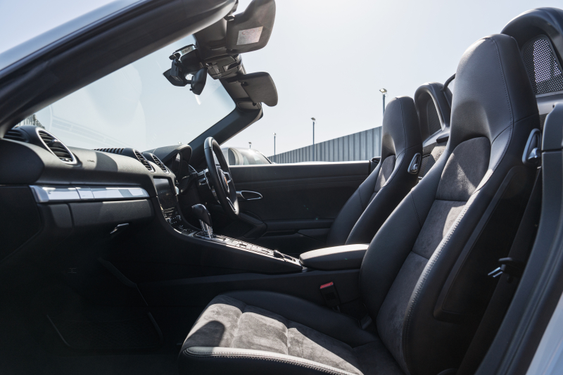 ポルシェ 718 ボクスター ﾍﾞｰｽｸﾞﾚｰﾄﾞ　ﾌﾞﾗｯｸﾊｰﾌﾚｻﾞｰ ｼｰﾄﾋｰﾀｰ ﾌﾞﾗｯｸｿﾌﾄﾄｯﾌﾟ PCMﾅﾋﾞTV CarPlay ｽﾎﾟｰﾂｴｸﾞｿﾞｰｽﾄ ｴﾝﾄﾘｰﾄﾞﾗｲﾌﾞｷｾﾉﾝ  ﾎﾞｸｽﾀｰS19ｲﾝﾁAW　2年保証