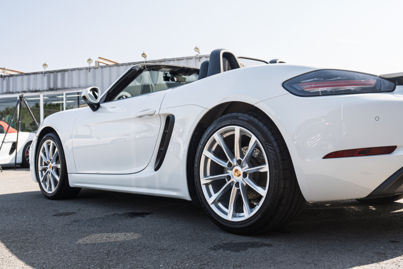 ポルシェ 718 ボクスター ﾍﾞｰｽｸﾞﾚｰﾄﾞ　ﾌﾞﾗｯｸﾊｰﾌﾚｻﾞｰ ｼｰﾄﾋｰﾀｰ ﾌﾞﾗｯｸｿﾌﾄﾄｯﾌﾟ PCMﾅﾋﾞTV CarPlay ｽﾎﾟｰﾂｴｸﾞｿﾞｰｽﾄ ｴﾝﾄﾘｰﾄﾞﾗｲﾌﾞｷｾﾉﾝ  ﾎﾞｸｽﾀｰS19ｲﾝﾁAW　2年保証