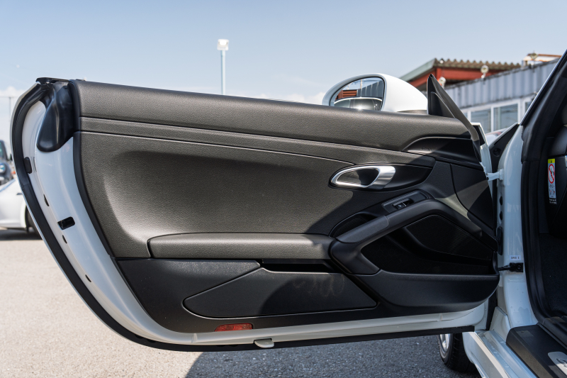 ポルシェ 718 ボクスター ﾍﾞｰｽｸﾞﾚｰﾄﾞ　ﾌﾞﾗｯｸﾊｰﾌﾚｻﾞｰ ｼｰﾄﾋｰﾀｰ ﾌﾞﾗｯｸｿﾌﾄﾄｯﾌﾟ PCMﾅﾋﾞTV CarPlay ｽﾎﾟｰﾂｴｸﾞｿﾞｰｽﾄ ｴﾝﾄﾘｰﾄﾞﾗｲﾌﾞｷｾﾉﾝ  ﾎﾞｸｽﾀｰS19ｲﾝﾁAW　2年保証