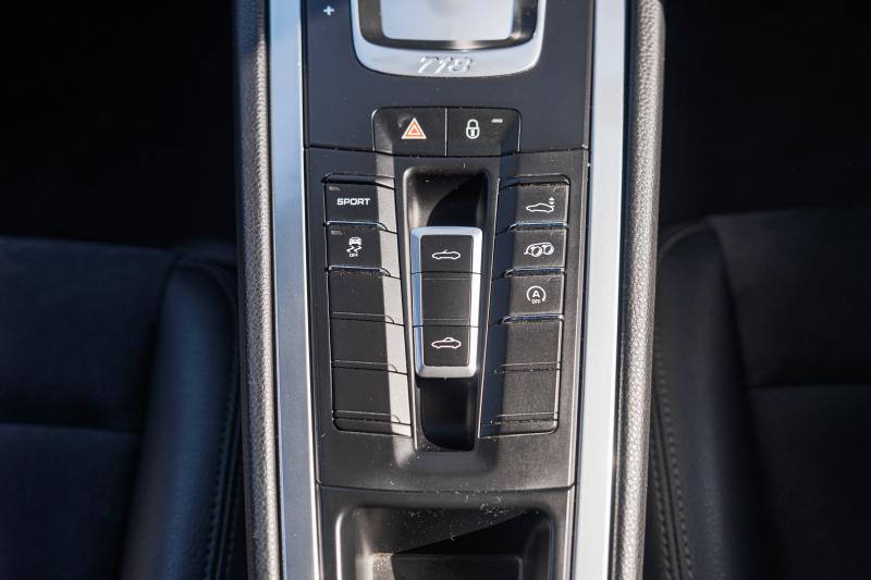 ポルシェ 718 ボクスター ﾍﾞｰｽｸﾞﾚｰﾄﾞ　ﾌﾞﾗｯｸﾊｰﾌﾚｻﾞｰ ｼｰﾄﾋｰﾀｰ ﾌﾞﾗｯｸｿﾌﾄﾄｯﾌﾟ PCMﾅﾋﾞTV CarPlay ｽﾎﾟｰﾂｴｸﾞｿﾞｰｽﾄ ｴﾝﾄﾘｰﾄﾞﾗｲﾌﾞｷｾﾉﾝ  ﾎﾞｸｽﾀｰS19ｲﾝﾁAW　2年保証