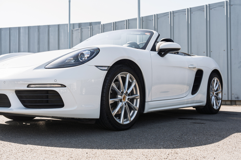 ポルシェ 718 ボクスター ﾍﾞｰｽｸﾞﾚｰﾄﾞ　ﾌﾞﾗｯｸﾊｰﾌﾚｻﾞｰ ｼｰﾄﾋｰﾀｰ ﾌﾞﾗｯｸｿﾌﾄﾄｯﾌﾟ PCMﾅﾋﾞTV CarPlay ｽﾎﾟｰﾂｴｸﾞｿﾞｰｽﾄ ｴﾝﾄﾘｰﾄﾞﾗｲﾌﾞｷｾﾉﾝ  ﾎﾞｸｽﾀｰS19ｲﾝﾁAW　2年保証