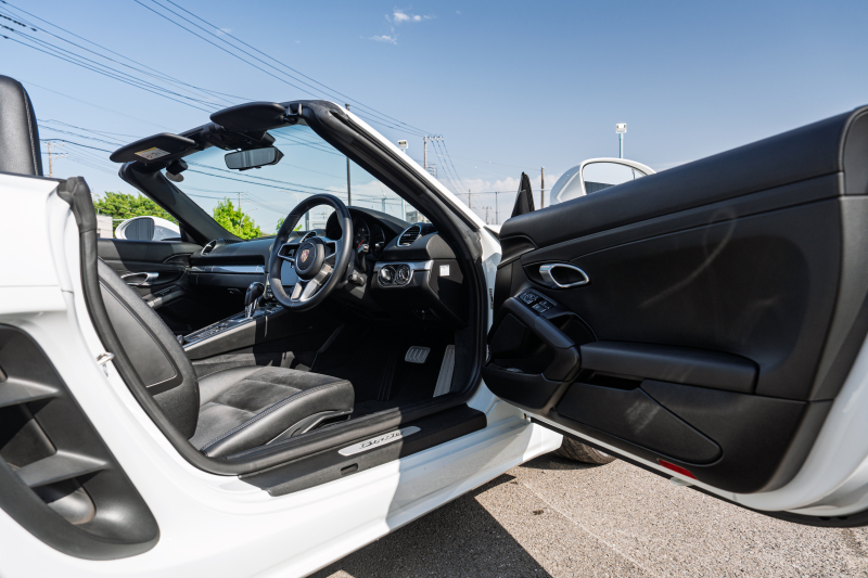 ポルシェ 718 ボクスター ﾍﾞｰｽｸﾞﾚｰﾄﾞ　ﾌﾞﾗｯｸﾊｰﾌﾚｻﾞｰ ｼｰﾄﾋｰﾀｰ ﾌﾞﾗｯｸｿﾌﾄﾄｯﾌﾟ PCMﾅﾋﾞTV CarPlay ｽﾎﾟｰﾂｴｸﾞｿﾞｰｽﾄ ｴﾝﾄﾘｰﾄﾞﾗｲﾌﾞｷｾﾉﾝ  ﾎﾞｸｽﾀｰS19ｲﾝﾁAW　2年保証