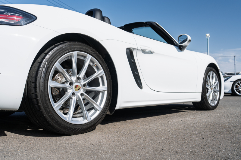 ポルシェ 718 ボクスター ﾍﾞｰｽｸﾞﾚｰﾄﾞ　ﾌﾞﾗｯｸﾊｰﾌﾚｻﾞｰ ｼｰﾄﾋｰﾀｰ ﾌﾞﾗｯｸｿﾌﾄﾄｯﾌﾟ PCMﾅﾋﾞTV CarPlay ｽﾎﾟｰﾂｴｸﾞｿﾞｰｽﾄ ｴﾝﾄﾘｰﾄﾞﾗｲﾌﾞｷｾﾉﾝ  ﾎﾞｸｽﾀｰS19ｲﾝﾁAW　2年保証