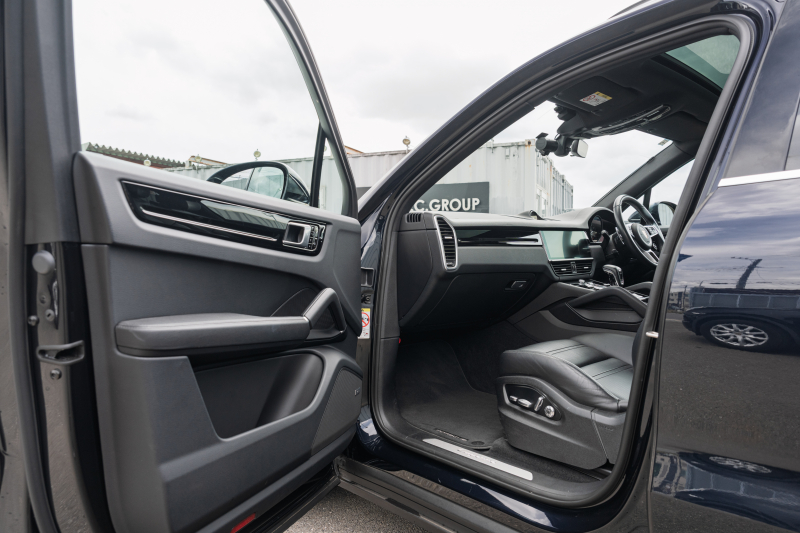 ポルシェ カイエン ﾍﾞｰｽｸﾞﾚｰﾄﾞ ｽﾎﾟｰﾂｸﾛﾉPKG　ﾌﾞﾗｯｸﾚｻﾞｰｼｰﾄ ﾊﾟﾉﾗﾏﾙｰﾌ PCM CarPlay PASM/ｴｱｻｽ PDLS ｴﾝﾄﾘｰD BOSE ｱﾝﾋﾞｴﾝﾄﾗｲﾄ ACC ｶｲｴﾝS19ｲﾝﾁAW　2年保証