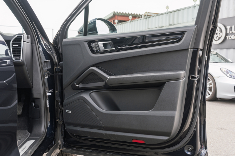 ポルシェ カイエン ﾍﾞｰｽｸﾞﾚｰﾄﾞ ｽﾎﾟｰﾂｸﾛﾉPKG　ﾌﾞﾗｯｸﾚｻﾞｰｼｰﾄ ﾊﾟﾉﾗﾏﾙｰﾌ PCM CarPlay PASM/ｴｱｻｽ PDLS ｴﾝﾄﾘｰD BOSE ｱﾝﾋﾞｴﾝﾄﾗｲﾄ ACC ｶｲｴﾝS19ｲﾝﾁAW　2年保証