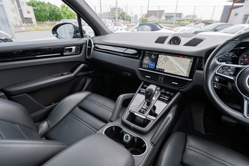 ポルシェ カイエン ﾍﾞｰｽｸﾞﾚｰﾄﾞ ｽﾎﾟｰﾂｸﾛﾉPKG　ﾌﾞﾗｯｸﾚｻﾞｰｼｰﾄ ﾊﾟﾉﾗﾏﾙｰﾌ PCM CarPlay PASM/ｴｱｻｽ PDLS ｴﾝﾄﾘｰD BOSE ｱﾝﾋﾞｴﾝﾄﾗｲﾄ ACC ｶｲｴﾝS19ｲﾝﾁAW　2年保証