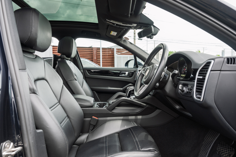 ポルシェ カイエン ﾍﾞｰｽｸﾞﾚｰﾄﾞ ｽﾎﾟｰﾂｸﾛﾉPKG　ﾌﾞﾗｯｸﾚｻﾞｰｼｰﾄ ﾊﾟﾉﾗﾏﾙｰﾌ PCM CarPlay PASM/ｴｱｻｽ PDLS ｴﾝﾄﾘｰD BOSE ｱﾝﾋﾞｴﾝﾄﾗｲﾄ ACC ｶｲｴﾝS19ｲﾝﾁAW　2年保証