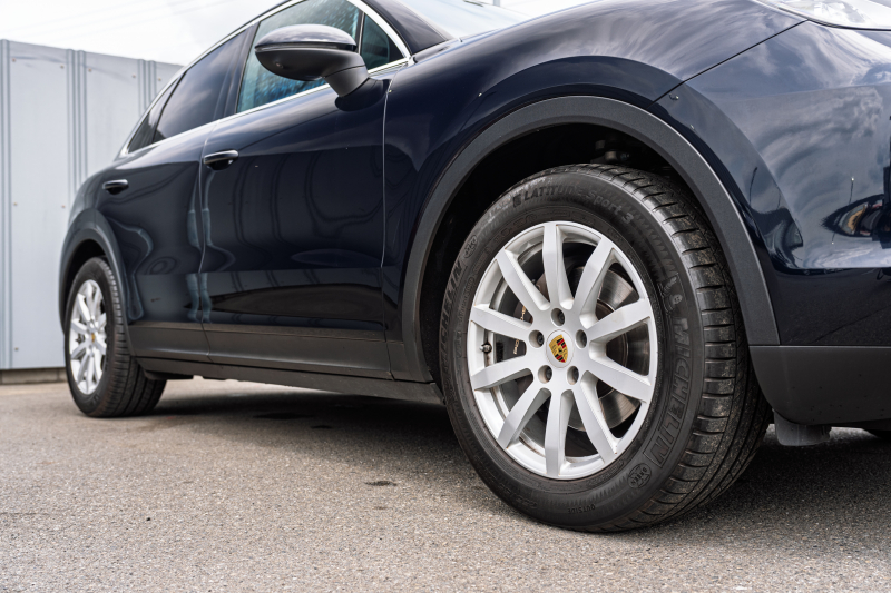 ポルシェ カイエン ﾍﾞｰｽｸﾞﾚｰﾄﾞ ｽﾎﾟｰﾂｸﾛﾉPKG　ﾌﾞﾗｯｸﾚｻﾞｰｼｰﾄ ﾊﾟﾉﾗﾏﾙｰﾌ PCM CarPlay PASM/ｴｱｻｽ PDLS ｴﾝﾄﾘｰD BOSE ｱﾝﾋﾞｴﾝﾄﾗｲﾄ ACC ｶｲｴﾝS19ｲﾝﾁAW　2年保証