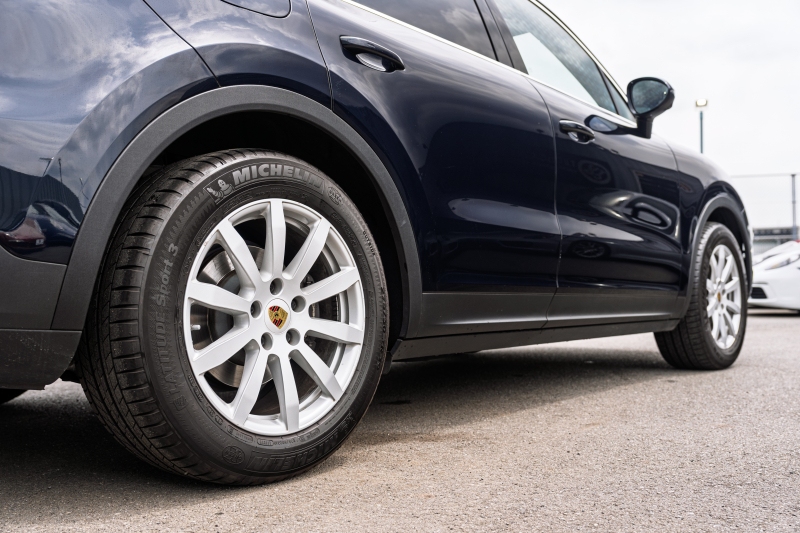 ポルシェ カイエン ﾍﾞｰｽｸﾞﾚｰﾄﾞ ｽﾎﾟｰﾂｸﾛﾉPKG　ﾌﾞﾗｯｸﾚｻﾞｰｼｰﾄ ﾊﾟﾉﾗﾏﾙｰﾌ PCM CarPlay PASM/ｴｱｻｽ PDLS ｴﾝﾄﾘｰD BOSE ｱﾝﾋﾞｴﾝﾄﾗｲﾄ ACC ｶｲｴﾝS19ｲﾝﾁAW　2年保証