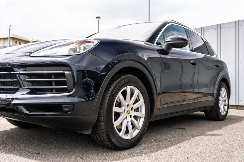 ポルシェ カイエン ﾍﾞｰｽｸﾞﾚｰﾄﾞ ｽﾎﾟｰﾂｸﾛﾉPKG　ﾌﾞﾗｯｸﾚｻﾞｰｼｰﾄ ﾊﾟﾉﾗﾏﾙｰﾌ PCM CarPlay PASM/ｴｱｻｽ PDLS ｴﾝﾄﾘｰD BOSE ｱﾝﾋﾞｴﾝﾄﾗｲﾄ ACC ｶｲｴﾝS19ｲﾝﾁAW　2年保証