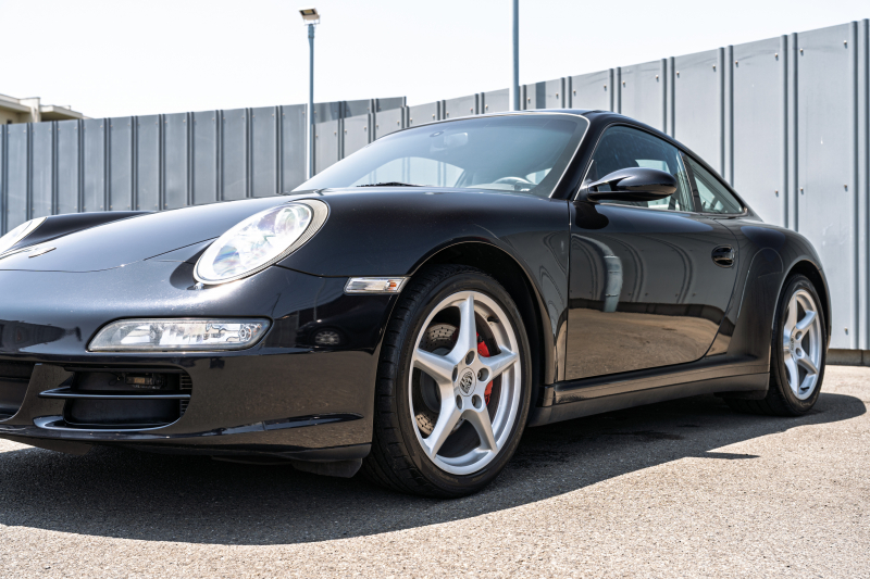 ポルシェ 911(Type997) ｶﾚﾗ4　ﾌﾞﾗｯｸﾚｻﾞｰｼｰﾄ ｼｰﾄﾋｰﾀｰ ｱﾙｶﾝﾀｰﾗﾙｰﾌﾗｲﾅｰ ｸﾗﾘｵﾝﾅﾋﾞ ｵｰﾄｴｱｺﾝ PSM ｷｾﾉﾝﾗｲﾄ F/Rﾌｫｸﾞ ｶﾚﾗ18ｲﾝﾁAW ﾘｱﾜｲﾊﾟｰ　2年保証