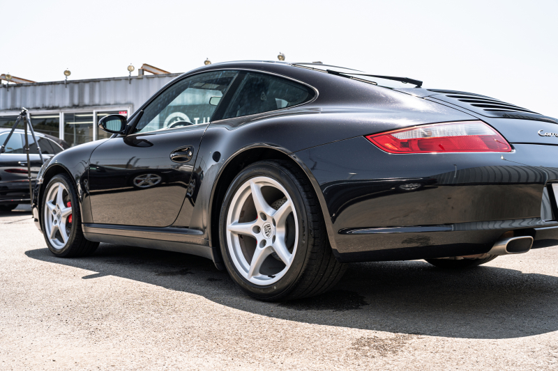 ポルシェ 911(Type997) ｶﾚﾗ4　ﾌﾞﾗｯｸﾚｻﾞｰｼｰﾄ ｼｰﾄﾋｰﾀｰ ｱﾙｶﾝﾀｰﾗﾙｰﾌﾗｲﾅｰ ｸﾗﾘｵﾝﾅﾋﾞ ｵｰﾄｴｱｺﾝ PSM ｷｾﾉﾝﾗｲﾄ F/Rﾌｫｸﾞ ｶﾚﾗ18ｲﾝﾁAW ﾘｱﾜｲﾊﾟｰ　2年保証