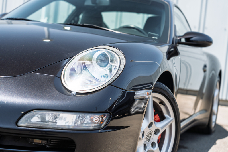 ポルシェ 911(Type997) ｶﾚﾗ4　ﾌﾞﾗｯｸﾚｻﾞｰｼｰﾄ ｼｰﾄﾋｰﾀｰ ｱﾙｶﾝﾀｰﾗﾙｰﾌﾗｲﾅｰ ｸﾗﾘｵﾝﾅﾋﾞ ｵｰﾄｴｱｺﾝ PSM ｷｾﾉﾝﾗｲﾄ F/Rﾌｫｸﾞ ｶﾚﾗ18ｲﾝﾁAW ﾘｱﾜｲﾊﾟｰ　2年保証