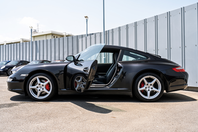 ポルシェ 911(Type997) ｶﾚﾗ4　ﾌﾞﾗｯｸﾚｻﾞｰｼｰﾄ ｼｰﾄﾋｰﾀｰ ｱﾙｶﾝﾀｰﾗﾙｰﾌﾗｲﾅｰ ｸﾗﾘｵﾝﾅﾋﾞ ｵｰﾄｴｱｺﾝ PSM ｷｾﾉﾝﾗｲﾄ F/Rﾌｫｸﾞ ｶﾚﾗ18ｲﾝﾁAW ﾘｱﾜｲﾊﾟｰ　2年保証