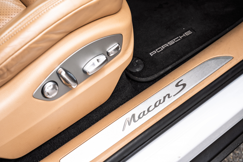 ポルシェ マカン S　ﾍﾞｰｼﾞｭﾚｻﾞｰｼｰﾄ ｼｰﾄﾋｰﾀｰ PCMﾅﾋﾞ ｴﾝﾄﾘｰD PDLS TPM ｸﾙｰｽﾞｺﾝﾄﾛｰﾙ LDW ﾊﾟｰｸｾﾝｻｰ ｵｰﾄﾃｰﾙｹﾞｰﾄ ﾏｶﾝS18ｲﾝﾁAW　2年保証