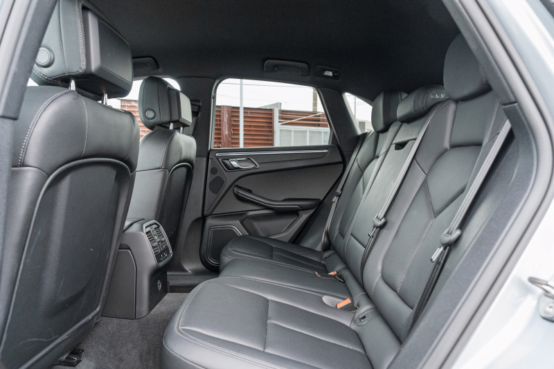 ポルシェ マカン ﾍﾞｰｽｸﾞﾚｰﾄﾞ　ｽﾎﾟｰﾂｸﾛﾉPKG ﾌﾞﾗｯｸﾚｻﾞｰｼｰﾄ ｼｰﾄﾋｰﾀｰ PCMﾅﾋﾞ AppleCarPlay ｱﾗｳﾝﾄﾞﾋﾞｭｰ ｴﾝﾄﾘｰﾄﾞﾗｲﾌﾞ ACC ﾚｰﾝﾁｪﾝｼﾞ TPM ﾏｶﾝS18ｲﾝﾁAW　2年保証