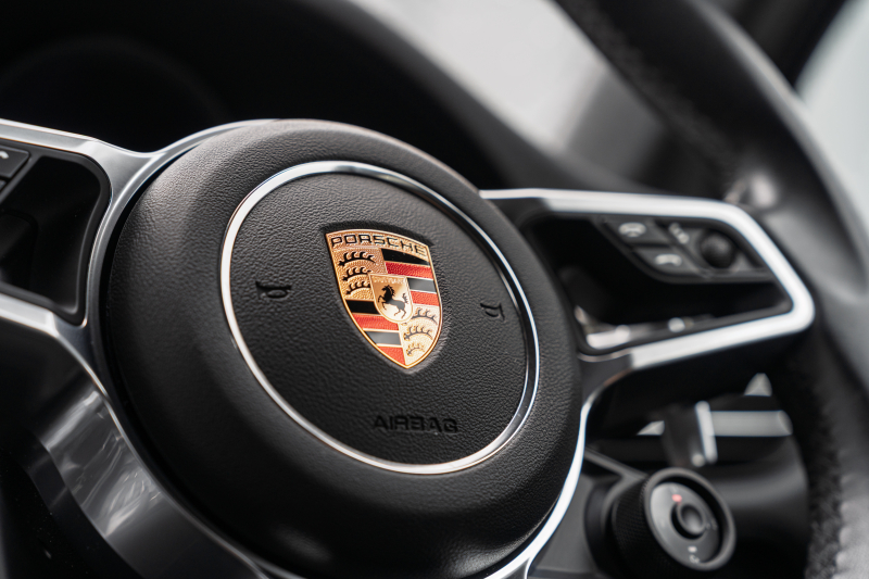 ポルシェ マカン ﾍﾞｰｽｸﾞﾚｰﾄﾞ　ｽﾎﾟｰﾂｸﾛﾉPKG ﾌﾞﾗｯｸﾚｻﾞｰｼｰﾄ ｼｰﾄﾋｰﾀｰ PCMﾅﾋﾞ AppleCarPlay ｱﾗｳﾝﾄﾞﾋﾞｭｰ ｴﾝﾄﾘｰﾄﾞﾗｲﾌﾞ ACC ﾚｰﾝﾁｪﾝｼﾞ TPM ﾏｶﾝS18ｲﾝﾁAW　2年保証