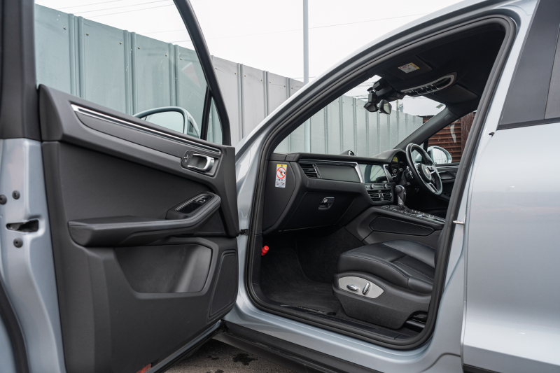 ポルシェ マカン ﾍﾞｰｽｸﾞﾚｰﾄﾞ　ｽﾎﾟｰﾂｸﾛﾉPKG ﾌﾞﾗｯｸﾚｻﾞｰｼｰﾄ ｼｰﾄﾋｰﾀｰ PCMﾅﾋﾞ AppleCarPlay ｱﾗｳﾝﾄﾞﾋﾞｭｰ ｴﾝﾄﾘｰﾄﾞﾗｲﾌﾞ ACC ﾚｰﾝﾁｪﾝｼﾞ TPM ﾏｶﾝS18ｲﾝﾁAW　2年保証