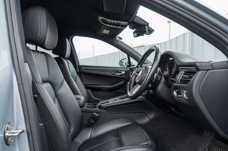 ポルシェ マカン ﾍﾞｰｽｸﾞﾚｰﾄﾞ　ｽﾎﾟｰﾂｸﾛﾉPKG ﾌﾞﾗｯｸﾚｻﾞｰｼｰﾄ ｼｰﾄﾋｰﾀｰ PCMﾅﾋﾞ AppleCarPlay ｱﾗｳﾝﾄﾞﾋﾞｭｰ ｴﾝﾄﾘｰﾄﾞﾗｲﾌﾞ ACC ﾚｰﾝﾁｪﾝｼﾞ TPM ﾏｶﾝS18ｲﾝﾁAW　2年保証