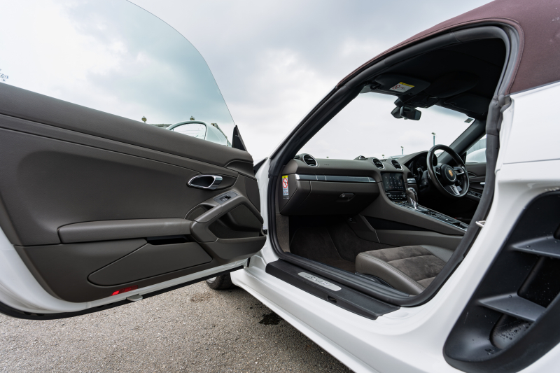 ポルシェ 718 ボクスター ﾍﾞｰｽｸﾞﾚｰﾄﾞ ｽﾎﾟｰﾂｸﾛﾉPKG　ｱｹﾞｰﾄｸﾞﾚｰﾊｰﾌﾚｻﾞｰｼｰﾄ ﾌﾞﾗｳﾝｿﾌﾄﾄｯﾌﾟ PCMﾅﾋﾞ CarPlay PASM PDLS GTｽﾎﾟｰﾂｽﾃｱ ﾊﾟｰｸｱｼｽﾄ ｸﾙｺﾝ 電動Dﾐﾗｰ ｵｰﾄｴｱｺﾝ TPM ｶﾚﾗS20ｲﾝﾁAW　2年保証