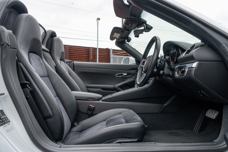 ポルシェ 718 ボクスター ﾍﾞｰｽｸﾞﾚｰﾄﾞ ｽﾎﾟｰﾂｸﾛﾉPKG　MY18 ﾌﾞﾗｯｸﾊｰﾌﾚｻﾞｰｼｰﾄ ﾌﾞﾗｯｸｿﾌﾄﾄｯﾌﾟ PCMﾅﾋﾞ CarPlay PDLS ｽﾎﾟｰﾂﾃｰﾙﾊﾟｲﾌﾟ ﾌﾞﾗｯｸﾃｰﾙﾗｲﾄ 電動Dﾐﾗｰ ｱﾙﾐﾆｳﾑﾍﾟﾀﾞﾙ TPM ﾎﾞｸｽﾀｰ18ｲﾝﾁAW　2年保証