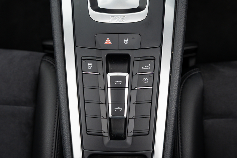 ポルシェ 718 ボクスター ﾍﾞｰｽｸﾞﾚｰﾄﾞ ｽﾎﾟｰﾂｸﾛﾉPKG　MY18 ﾌﾞﾗｯｸﾊｰﾌﾚｻﾞｰｼｰﾄ ﾌﾞﾗｯｸｿﾌﾄﾄｯﾌﾟ PCMﾅﾋﾞ CarPlay PDLS ｽﾎﾟｰﾂﾃｰﾙﾊﾟｲﾌﾟ ﾌﾞﾗｯｸﾃｰﾙﾗｲﾄ 電動Dﾐﾗｰ ｱﾙﾐﾆｳﾑﾍﾟﾀﾞﾙ TPM ﾎﾞｸｽﾀｰ18ｲﾝﾁAW　2年保証