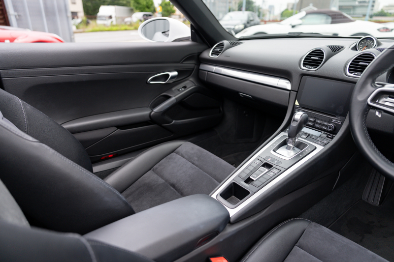 ポルシェ 718 ボクスター ﾍﾞｰｽｸﾞﾚｰﾄﾞ ｽﾎﾟｰﾂｸﾛﾉPKG　MY18 ﾌﾞﾗｯｸﾊｰﾌﾚｻﾞｰｼｰﾄ ﾌﾞﾗｯｸｿﾌﾄﾄｯﾌﾟ PCMﾅﾋﾞ CarPlay PDLS ｽﾎﾟｰﾂﾃｰﾙﾊﾟｲﾌﾟ ﾌﾞﾗｯｸﾃｰﾙﾗｲﾄ 電動Dﾐﾗｰ ｱﾙﾐﾆｳﾑﾍﾟﾀﾞﾙ TPM ﾎﾞｸｽﾀｰ18ｲﾝﾁAW　2年保証