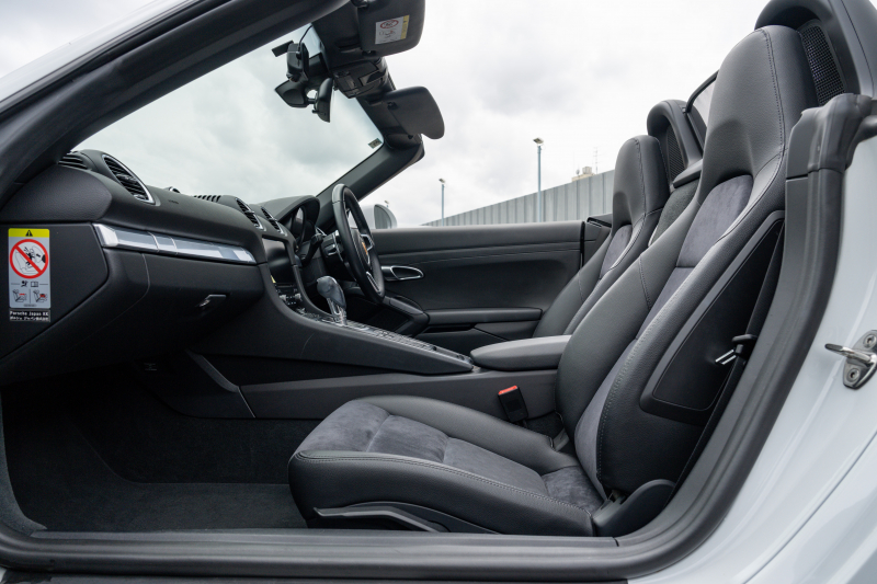 ポルシェ 718 ボクスター ﾍﾞｰｽｸﾞﾚｰﾄﾞ ｽﾎﾟｰﾂｸﾛﾉPKG　MY18 ﾌﾞﾗｯｸﾊｰﾌﾚｻﾞｰｼｰﾄ ﾌﾞﾗｯｸｿﾌﾄﾄｯﾌﾟ PCMﾅﾋﾞ CarPlay PDLS ｽﾎﾟｰﾂﾃｰﾙﾊﾟｲﾌﾟ ﾌﾞﾗｯｸﾃｰﾙﾗｲﾄ 電動Dﾐﾗｰ ｱﾙﾐﾆｳﾑﾍﾟﾀﾞﾙ TPM ﾎﾞｸｽﾀｰ18ｲﾝﾁAW　2年保証