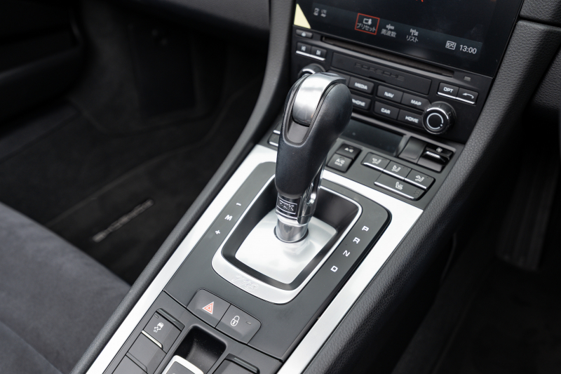 ポルシェ 718 ボクスター ﾍﾞｰｽｸﾞﾚｰﾄﾞ ｽﾎﾟｰﾂｸﾛﾉPKG　MY18 ﾌﾞﾗｯｸﾊｰﾌﾚｻﾞｰｼｰﾄ ﾌﾞﾗｯｸｿﾌﾄﾄｯﾌﾟ PCMﾅﾋﾞ CarPlay PDLS ｽﾎﾟｰﾂﾃｰﾙﾊﾟｲﾌﾟ ﾌﾞﾗｯｸﾃｰﾙﾗｲﾄ 電動Dﾐﾗｰ ｱﾙﾐﾆｳﾑﾍﾟﾀﾞﾙ TPM ﾎﾞｸｽﾀｰ18ｲﾝﾁAW　2年保証